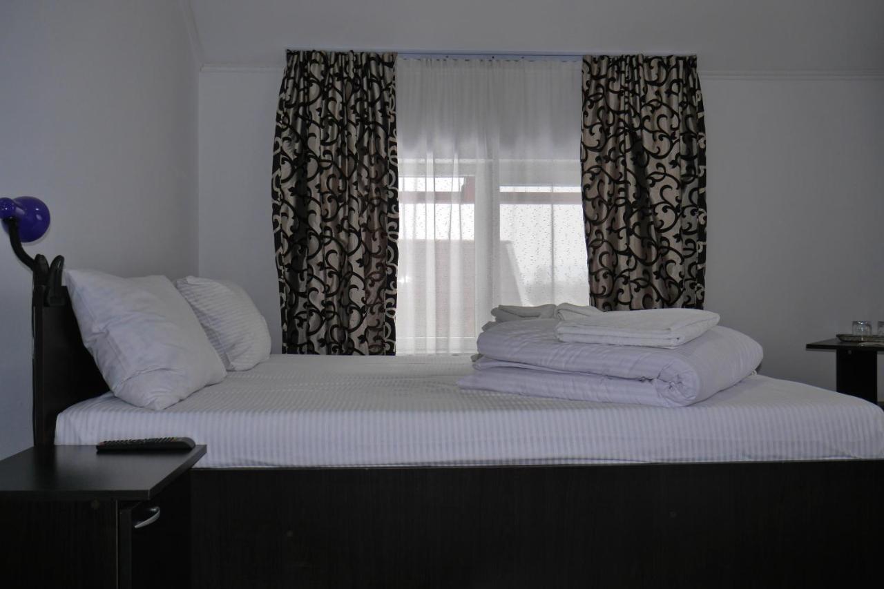 Floare De Colt Hotel Berbesti Exterior photo